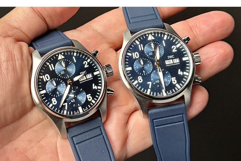 dois relógios azuis na mão IWC Watches and Wonders Pilot's Watch Chronograph Le Petit Prince 1 | Foto: Miguel Seabra/Espiral do Tempo