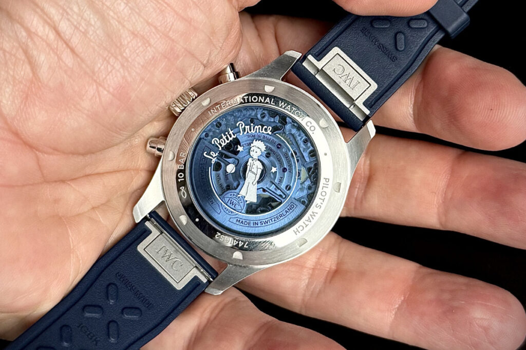 relógios azul na mão IWC Watches and Wonders Pilot's Watch Chronograph Le Petit Prince 1 | Foto: Miguel Seabra/Espiral do Tempo
