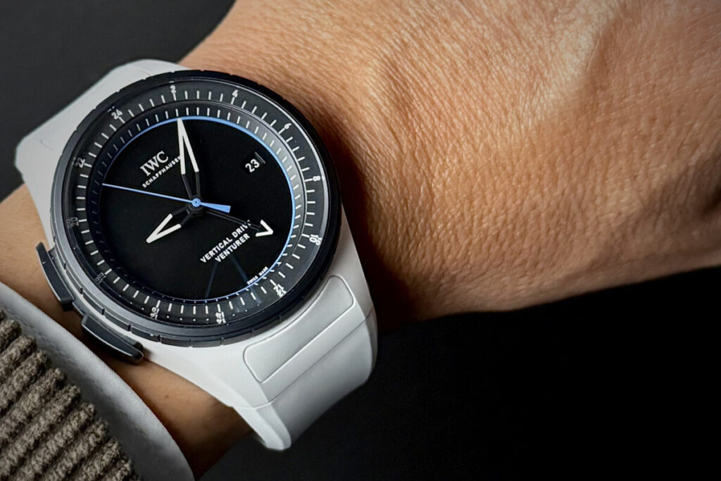 relógio branco no pulso IWC Watches and Wonders Venturer Vertical Drive | Foto: Miguel Seabra/Espiral do Tempo