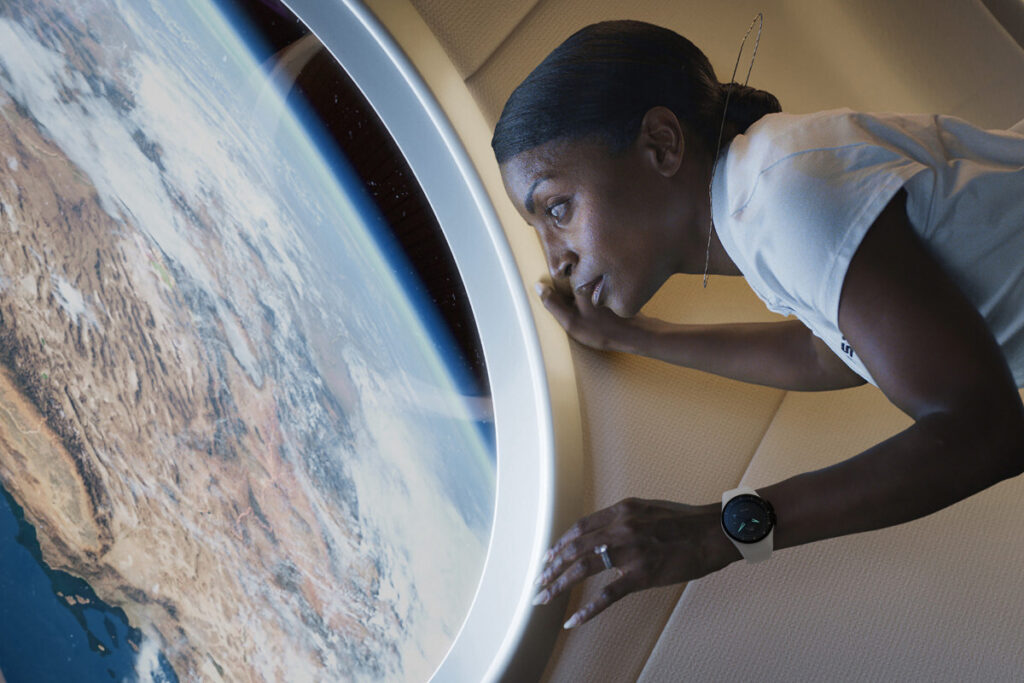 astronauta com fundo espacial e o IWC Pilot's Venturer Vertical Drive