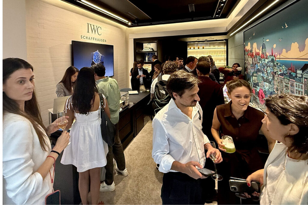 fotografia de pessoas no interior da boutique da IWC em Lisboa | Foto: Miguel Seabra/Espiral do Tempo