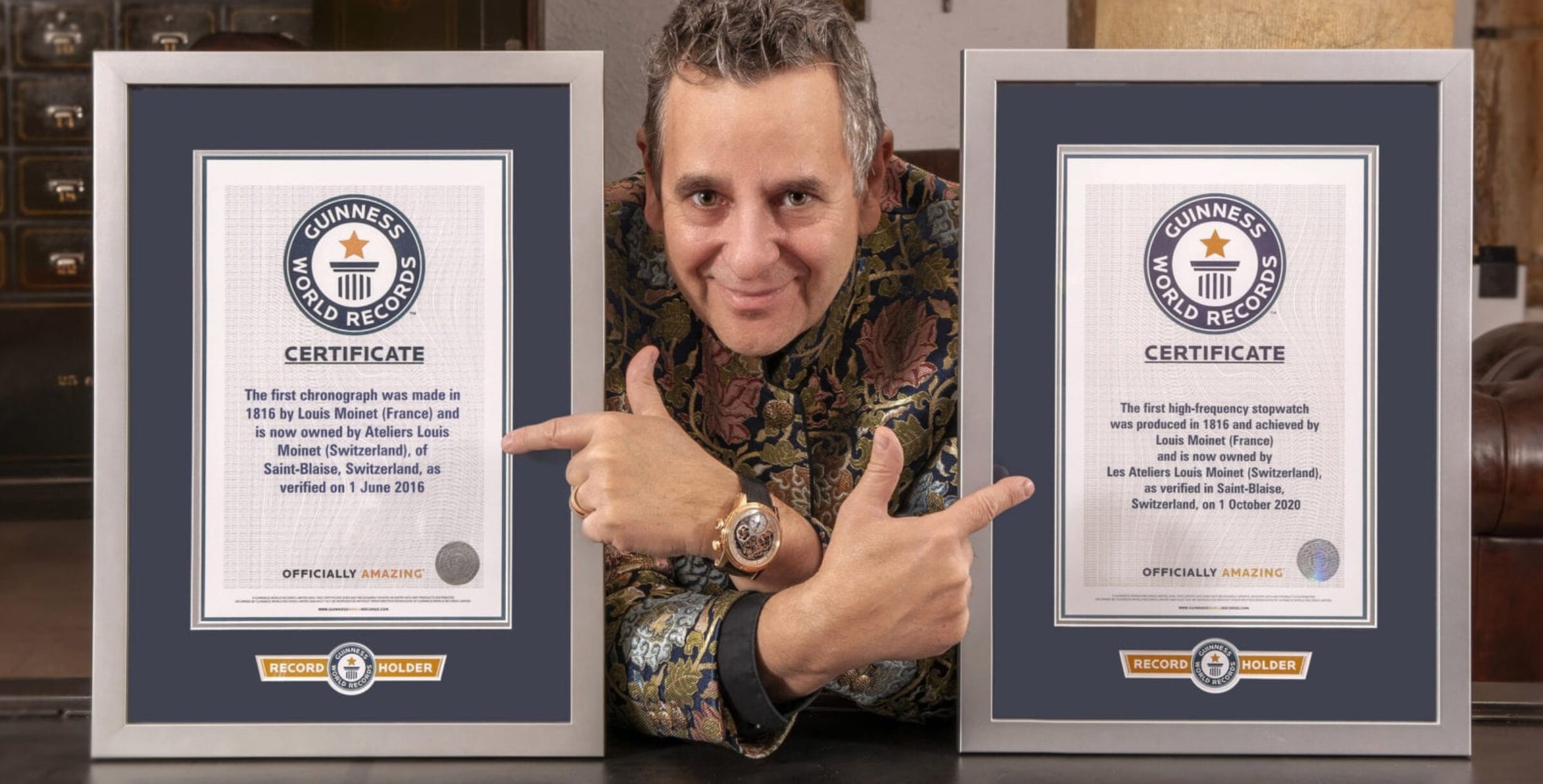 Jean-Marie Schaller e os seus inconfundíveis casacos com certificados de recordes do Guinness que conseguiu para a sua marca | Foto: Ateliers Louis Moinet