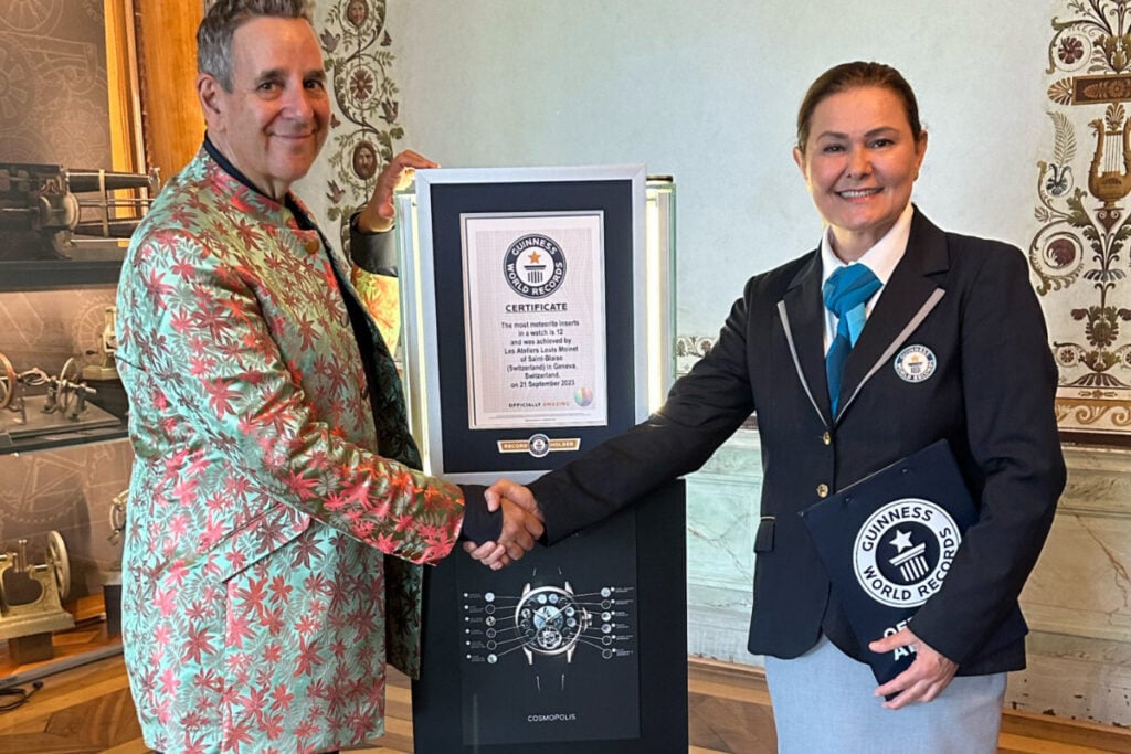 Jean-Marie Schaller e os seus inconfund&iacute;veis casacos com um dos v&aacute;rios certificados de recordes do Guinness que conseguiu para a sua marca Louis Moinet