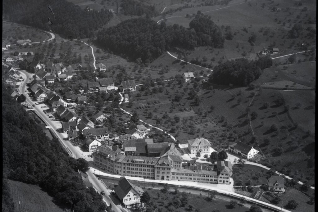 Foto histórica da vila de Holstein e o edifício da Oris
