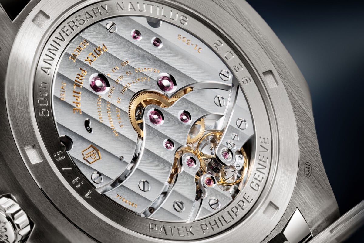 O fundo transparente do rel&oacute;gio de bolso Patek Philippe 
Ref.958G