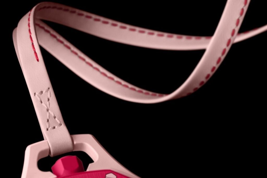 Detalhes da correia do Swatch x Audemars Piguet Royal Pop em cor de rosa