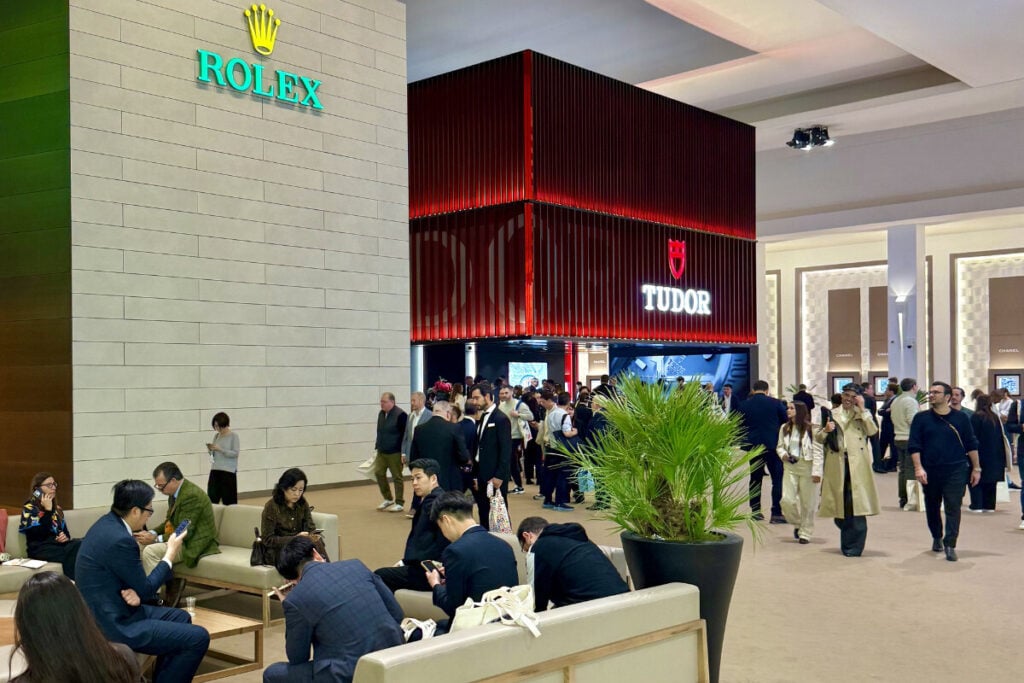 vista de um corredor da edi&ccedil;&atilde;o deste ano do sal&atilde;o Watches and Wonders com stands da Rolex e Tudor que bateu recordes de participa&ccedil;&atilde;o | Foto: Watches and Wonders