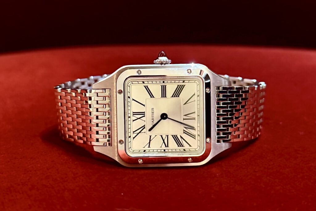 Rel&oacute;gio quadrado com bracelete na mesa: Cartier Santos com a nova bracelete met&aacute;lica | Foto: Miguel Seabra/Espiral do Tempo
