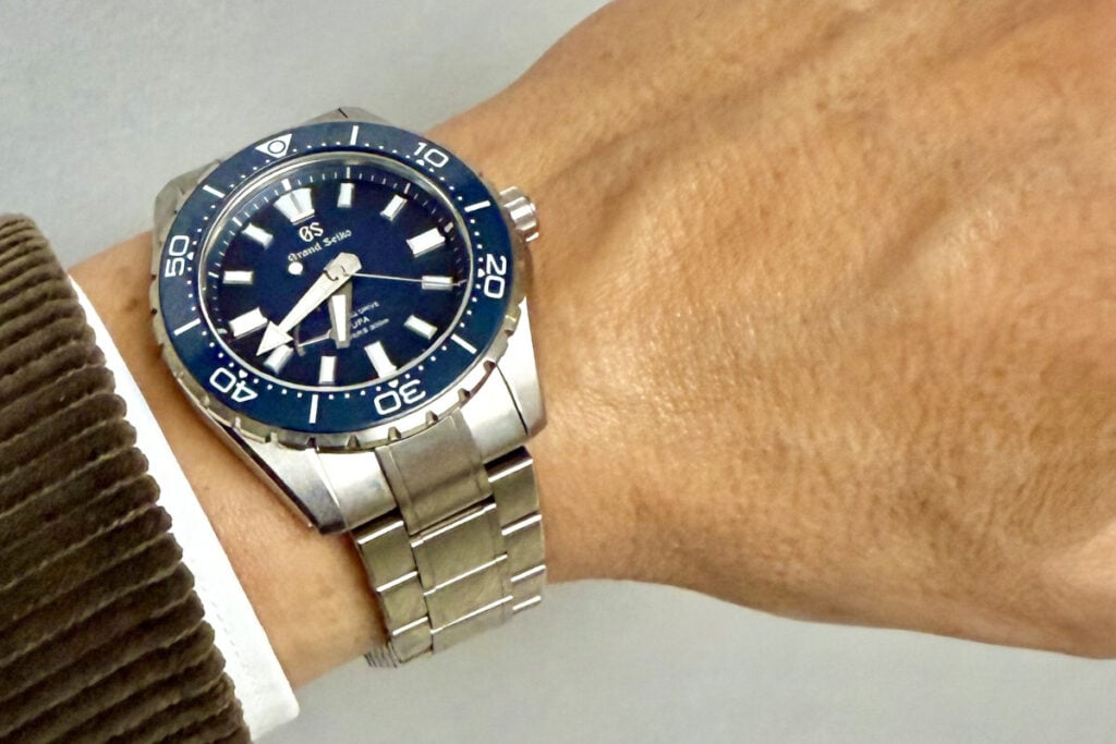 Rel&oacute;gio no pulso: o Grand Seiko Spring Drive Ushio Diver de mostrador azul | Foto: Miguel Seabra/Espiral do Tempo