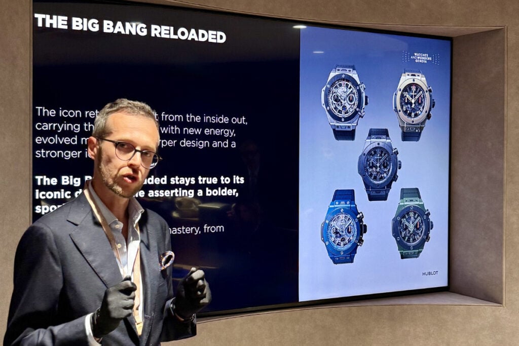 homem de óculos a apresentar relógios Hublot Big Bang Reloaded no Watches & Wonders 2026 tendências