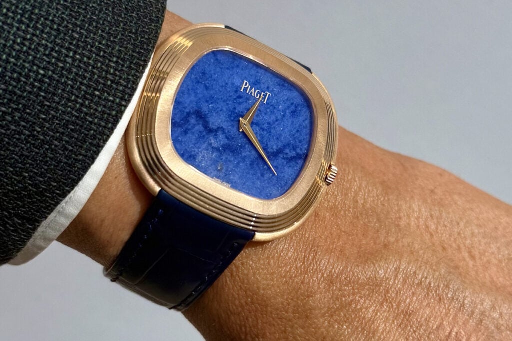 fotografia de rel&oacute;gio no pulso: o novo Piaget Andy Warhol em ouro com mostrador em pedra opal azul | Foto: Miguel Seabra/Espiral do Tempo