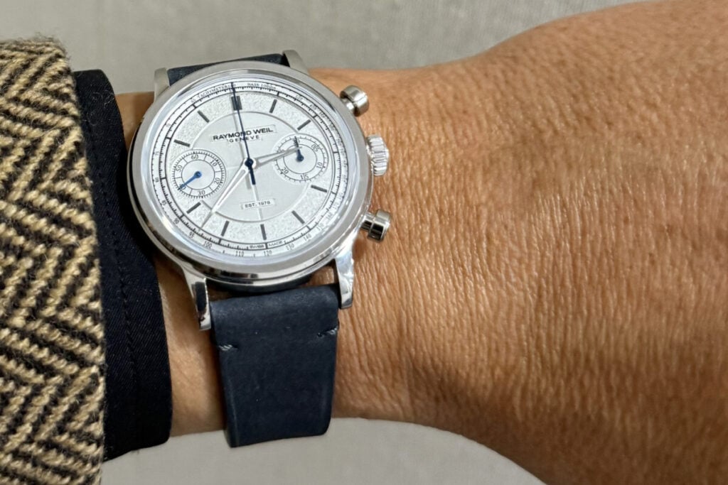 fotografia de relógio no pulso: o novo Raymond Weil The Fifty Chronograph | Foto: Miguel Seabra/Espiral do Tempo
