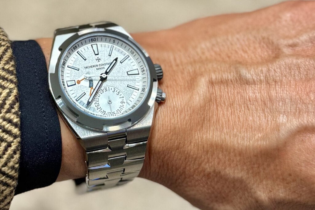 fotografia de rel&oacute;gio no pulso: o novo Overseas Dual Time Cardinal Points em tit&acirc;nio da Vacheron Constantin | Foto: Miguel Seabra/Espiral do Tempo
