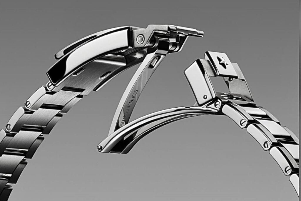 Fotografia de fecho de bracelete met&aacute;lica: os novos Chronomaster Sport da Zenith j&aacute; v&ecirc;m equipados com o fecho patenteado Zenclasp com microajuste | Foto: Zenith