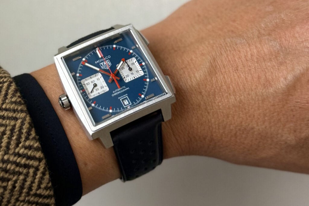 no pulso um cronógrafo do Watches-and-Wonders na mesa um cronógrafo do Watches-and-Wonders TAG Heuer Monaco | Foto: Miguel Seabra/Espiral do Tempo