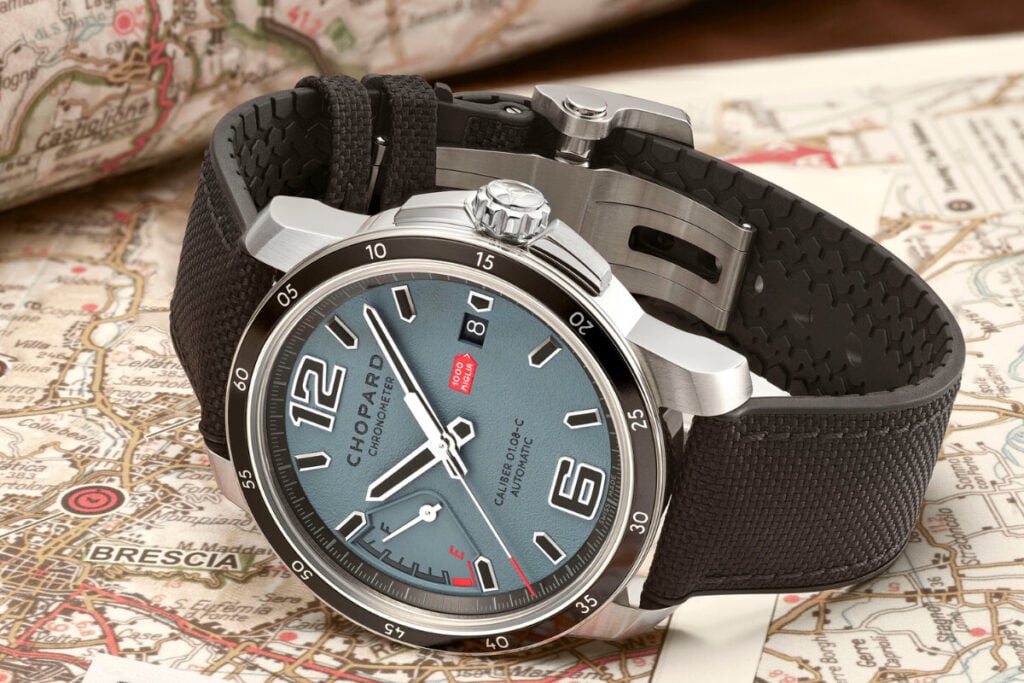 relógio na mesa Chopard Mille Miglia GTS Power Control | Foto: Chopard
