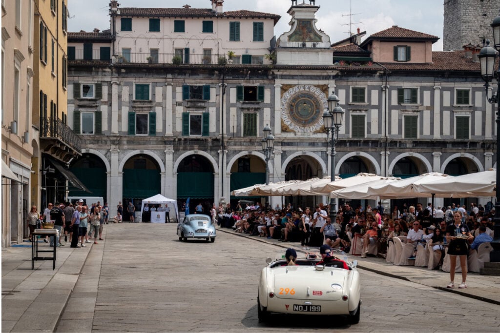 As piazzas históricas fazem parte do cenário caraterístico da Mille Miglia | Foto: Chopard