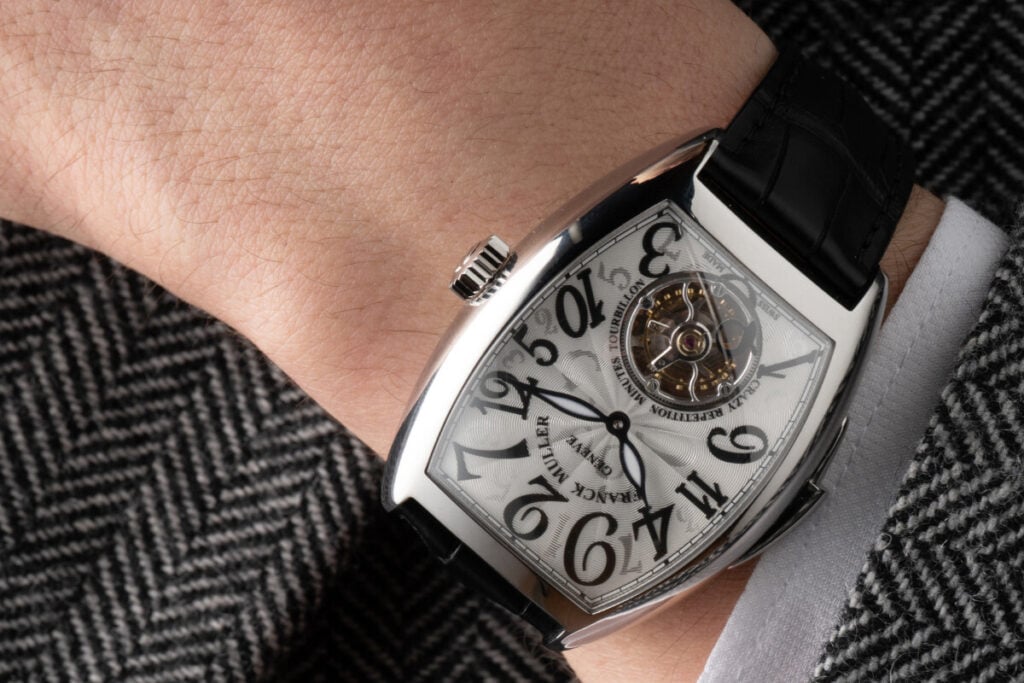 relógio branco com correia preta no pulso Franck Muller Cintrée Curvex Crazy Hours Répétition Minutes Tourbillon | Foto: Franck Muller