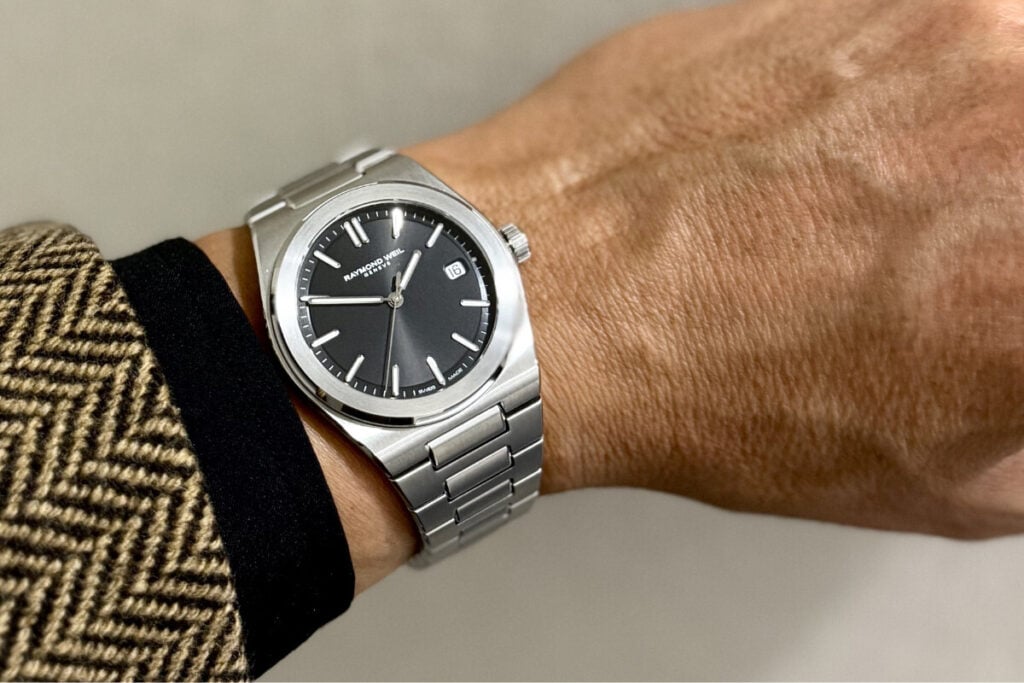 relógio no pulso com bracelete Raymond Weil A.R.T. Date | Foto: Miguel Seabra/Espiral do Tempo