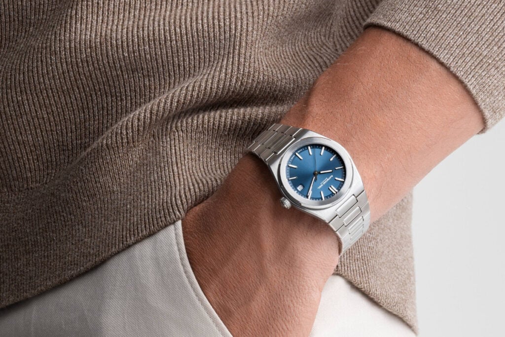relógio no pulso com bracelete Raymond Weil A.R.T. Date no bolso | Foto: Raymond Weil