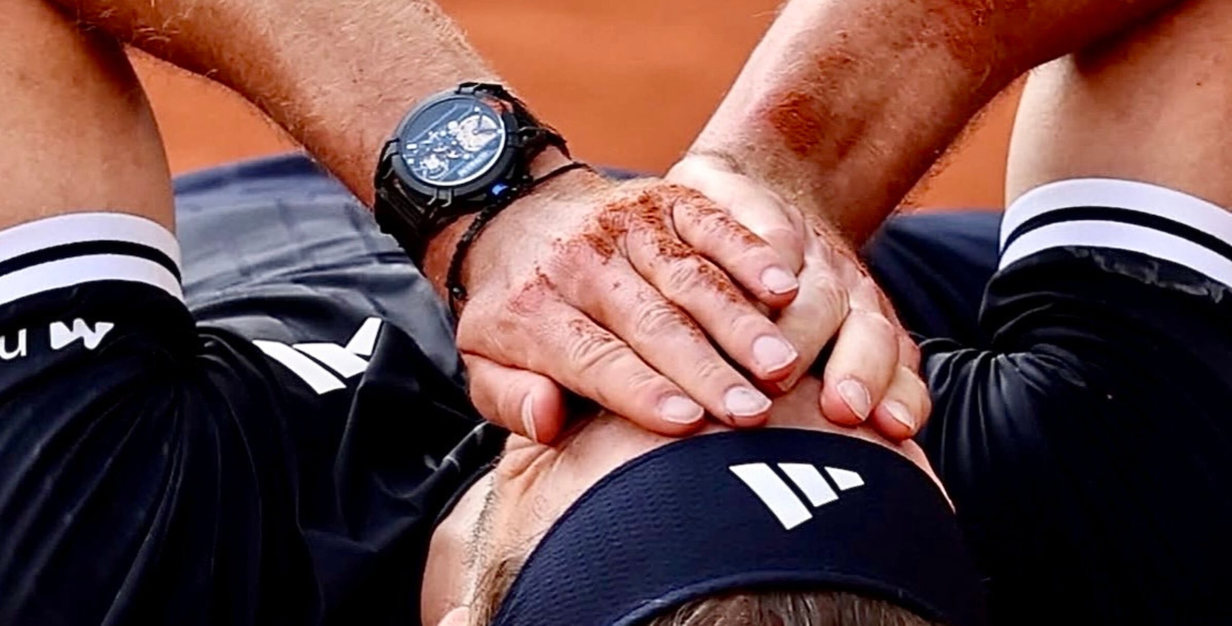 jogador de ténis caído com relógio no pulso e mãos na cara em Roland Garros 2026: Alexander Zverev com Jacob&Co | Foto: Roland Garros