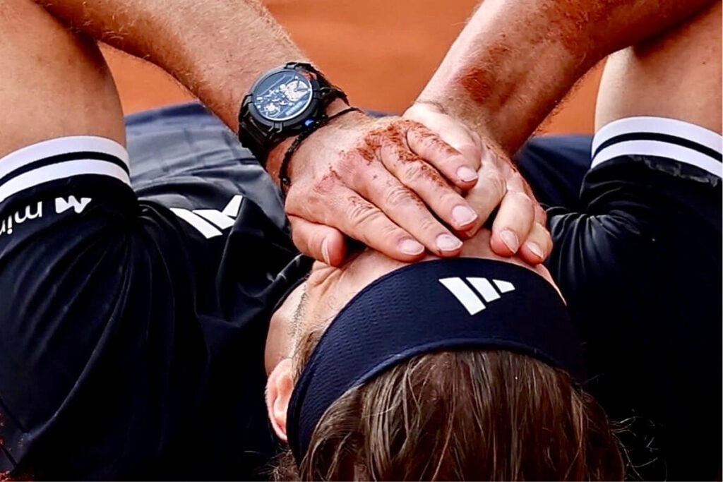 jogador de ténis caído com relógio no pulso e mãos na cara em Roland Garros 2026: Alexander Zverev com Jacob&Co | Foto: Roland Garros