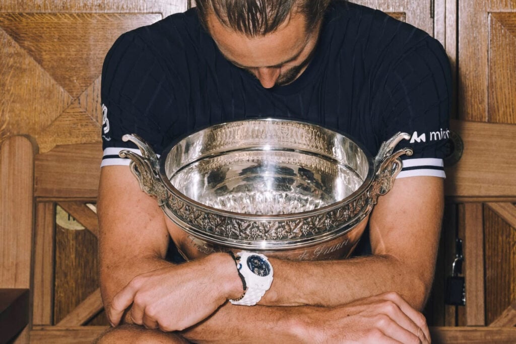 jogador de ténis com relógio no pulso a segurar taça de Roland Garros 2026: Alexander Zverev com Jacob&Co | Foto: Roland Garros