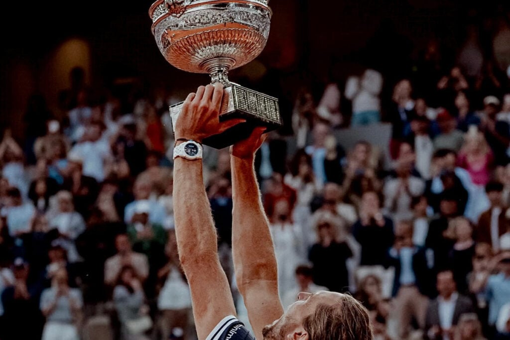 jogador de ténis com relógio no pulso a levantar taça de Roland Garros 2026: Alexander Zverev com Jacob&Co | Foto: Roland Garros