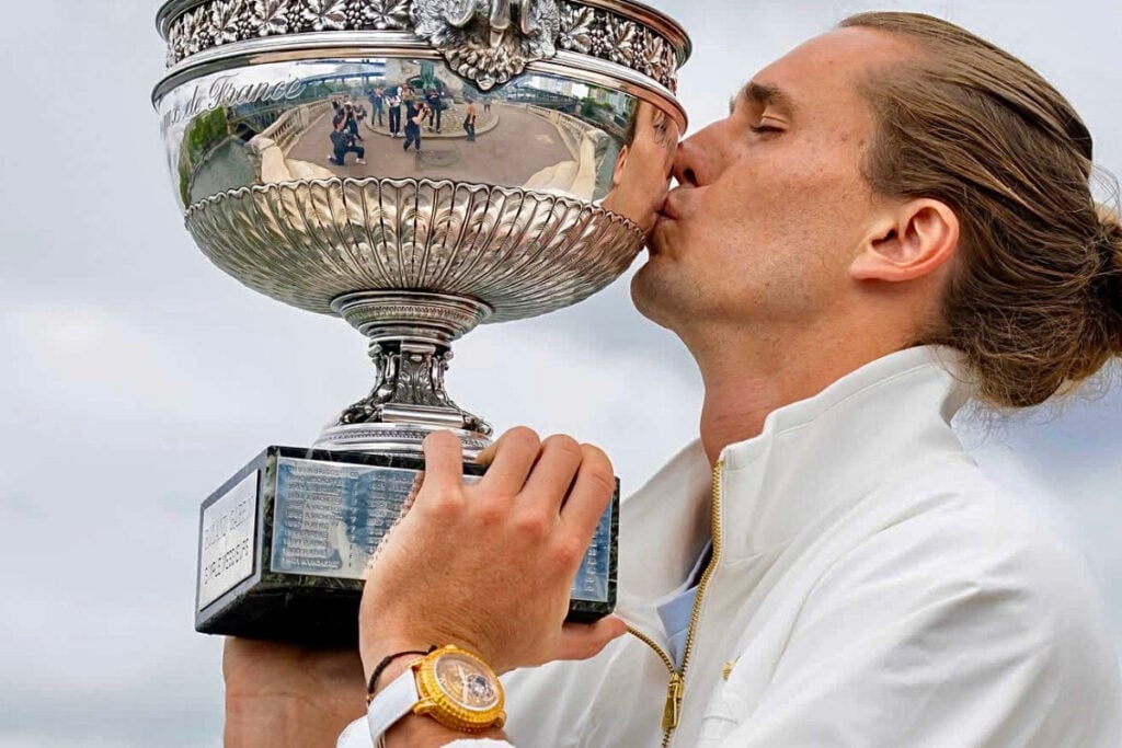 jogador de ténis com relógio no pulso a levantar taça de Roland Garros 2026: Alexander Zverev com Jacob&Co | Foto: Roland Garros