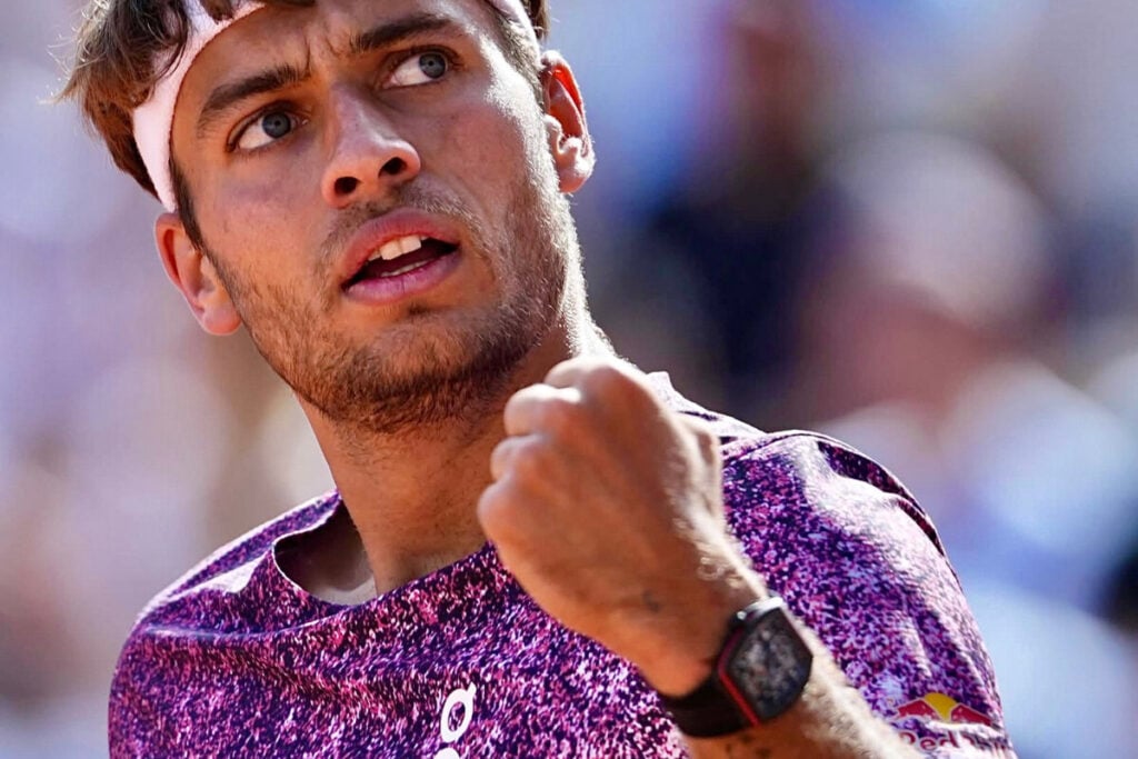 jogador de ténis com relógio no pulso em Roland Garros 2026: Flavio Cobolli e Bianchet | Foto: Roland Garros