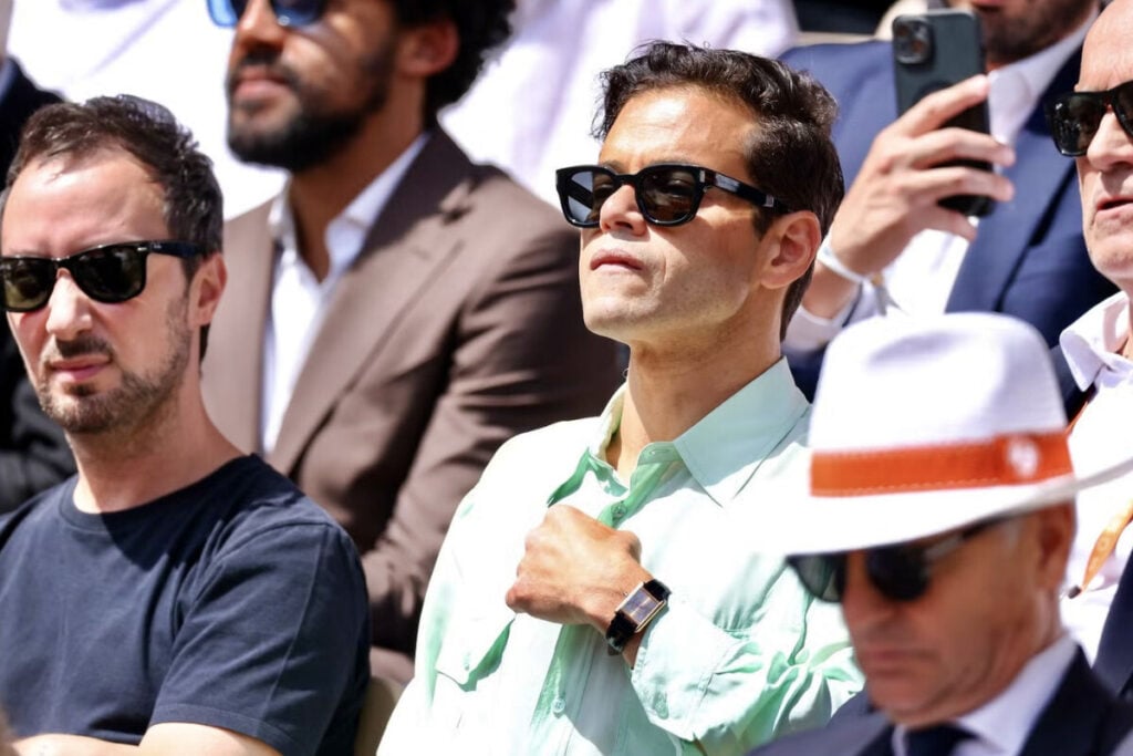espetador em Roland Garros com óculos de sol e relógio no pulso Rami Malek e Cartier | Foto: Roland Garros