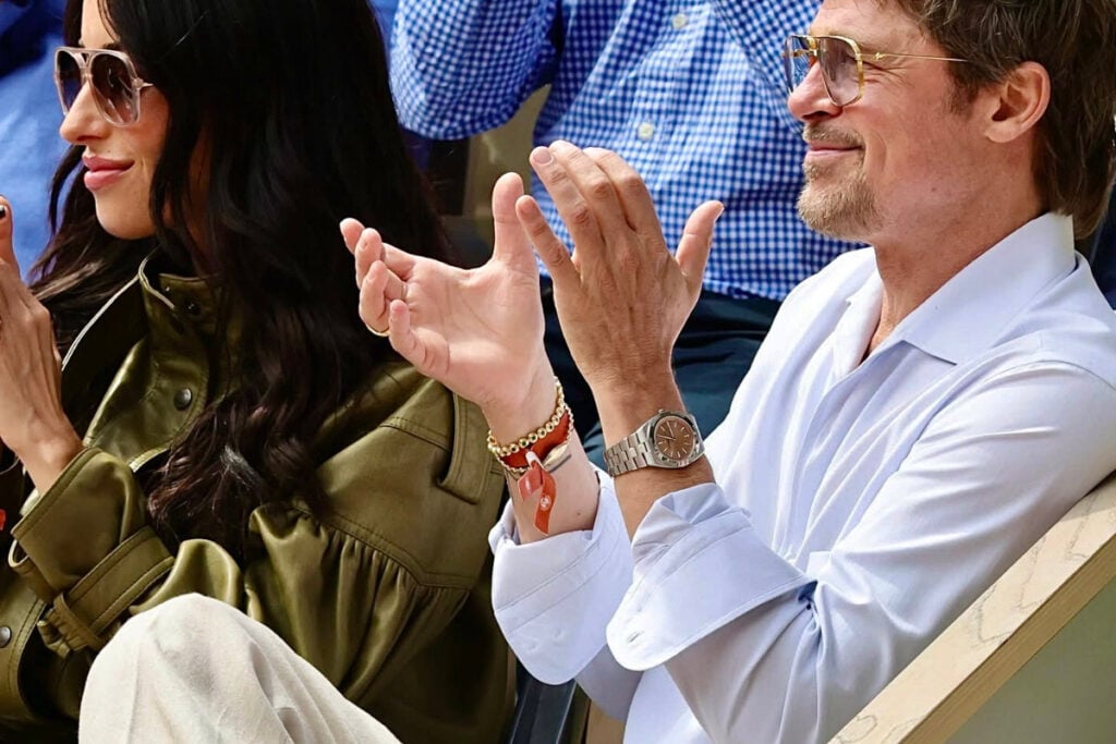 espetador em Roland Garros com óculos de sol e relógio no pulso Brad Pitt e Vacheron Constantin | Foto: Roland Garros