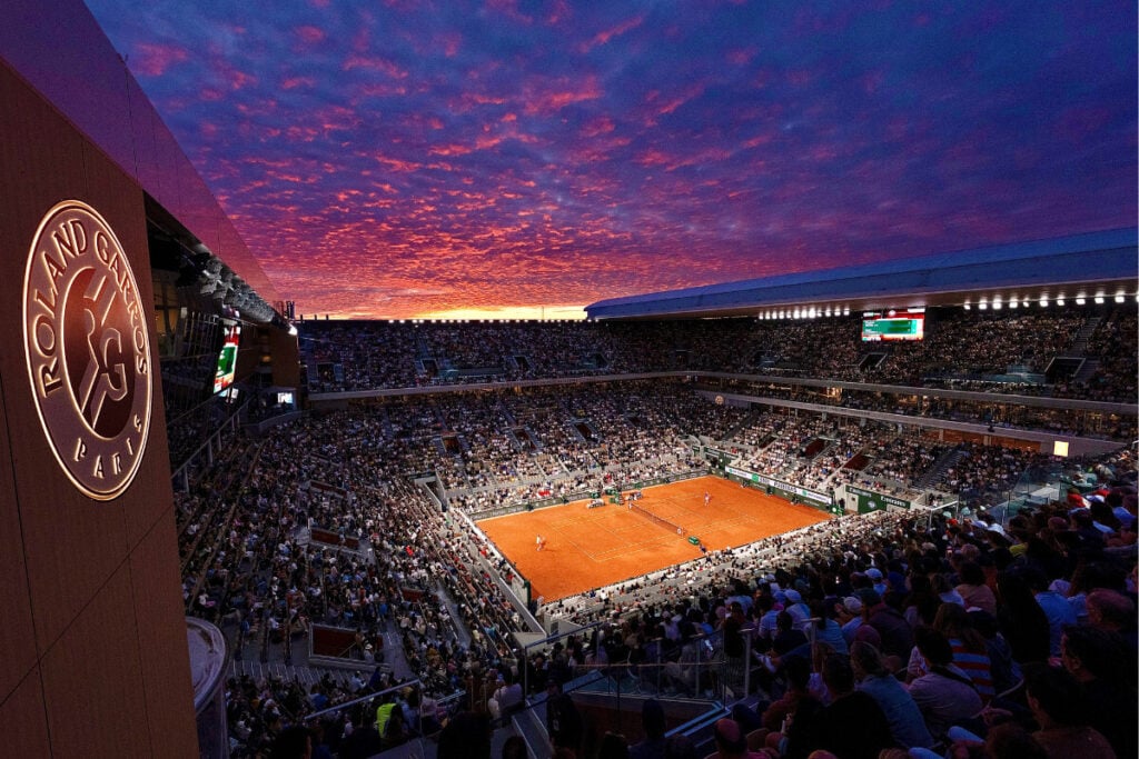 muita gente e público em sessão noturna no Court Philippe Chatrier em Roland Garros 2026 Rolex | Foto: Rolex