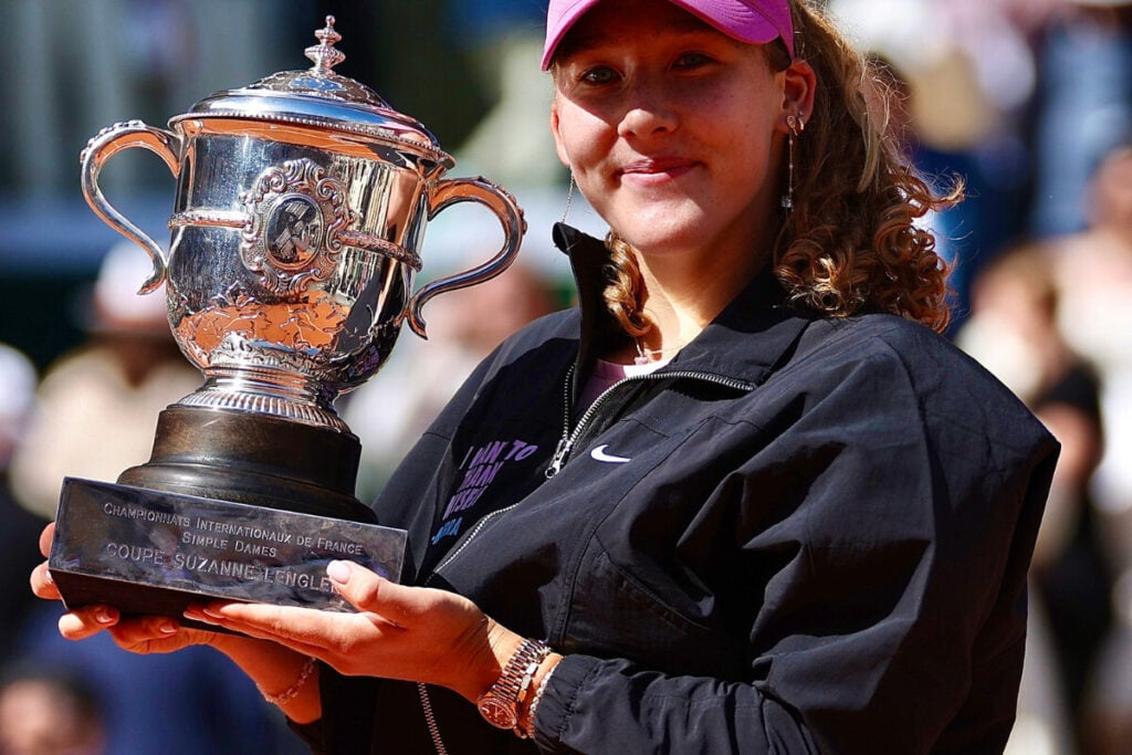 jogadora de ténis com relógio no pulso a levantar taça de Roland Garros 2026 Rolex 6 Mirra Andreeva | Foto: Rolex
