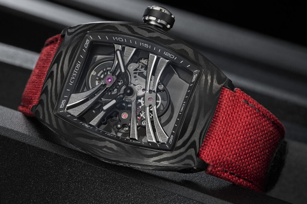 relógio preto esqueletizado com detalhes vermelhos Cvstos Challenge K.Khatchanov Black Carbon | Foto. Cvstos