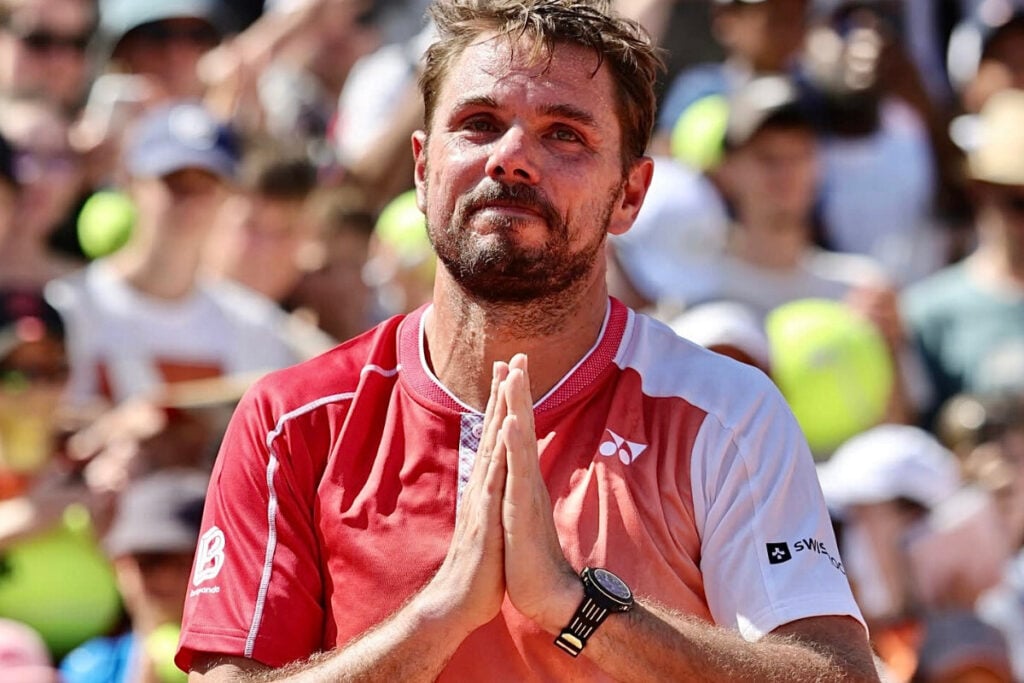 homem de mãos juntas em Roland Garros: Stan Wawrinka com o Norqain Wild One X-Lite no pulso | Foto: Roland Garros