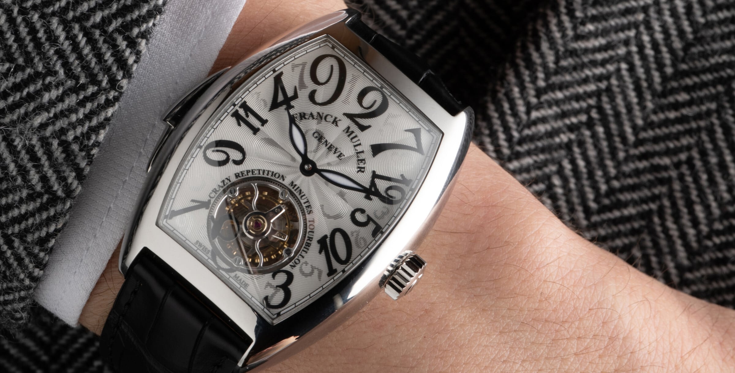 relógio branco com correia preta no pulso Franck Muller Cintrée Curvex Crazy Hours Répétition Minutes Tourbillon | Foto: Franck Muller