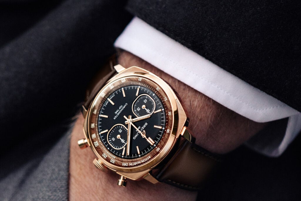 relógio no pulso dentro de bolso Breitling Top Time B01 Chronograph 41 Tribute to Aston Martin DB5 1 | Foto: Breitling