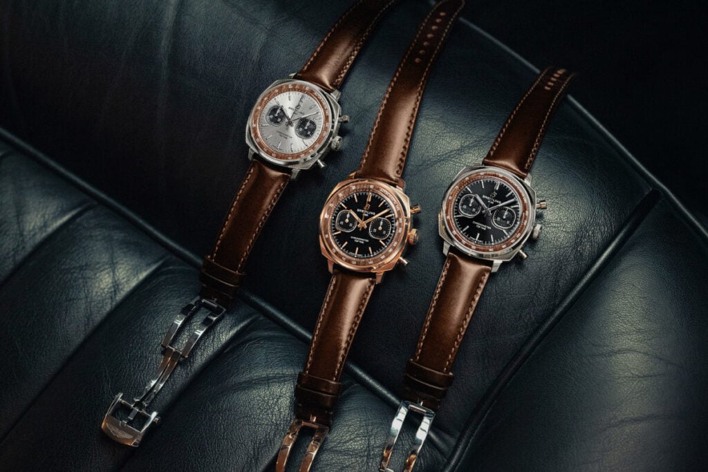 três relógios em assento preto Breitling Top Time B01 Chronograph 41 Tribute to Aston Martin DB5 1 | Foto: Breitling
