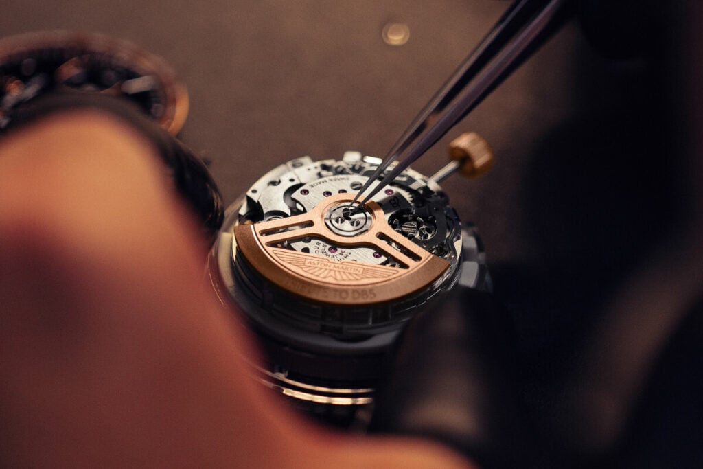 movimento com rotor em ouro do Calibre B01 Breitling Top Time B01 Chronograph 41 Tribute to Aston Martin DB5 1 | Foto: Breitling