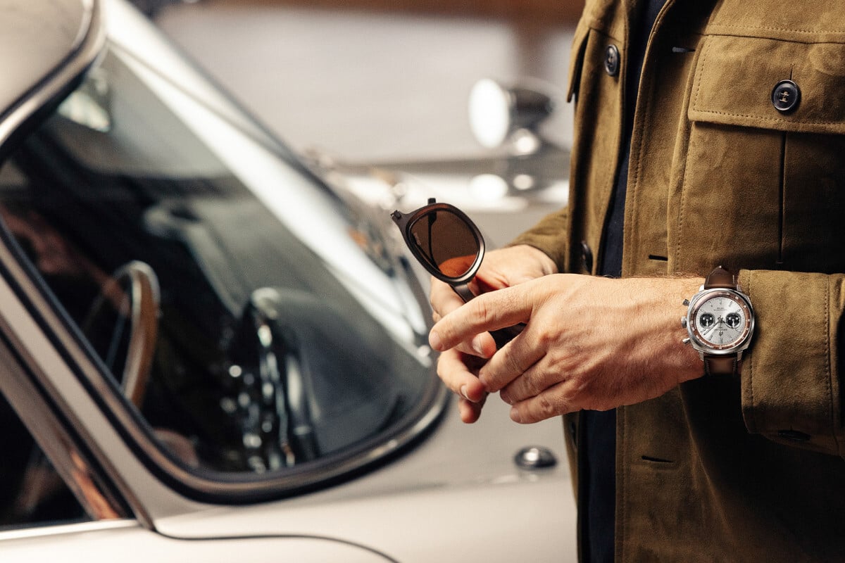 carro e no pulso relógio em aço com mostrador prateado Breitling Top Time B01 Chronograph 41 Tribute to Aston Martin DB5 1 | Foto: Breitling