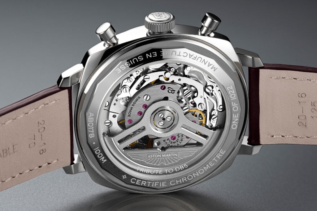 fundo transparente com Calibre B01 Breitling Top Time B01 Chronograph 41 Tribute to Aston Martin DB5 1 | Foto: Breitling