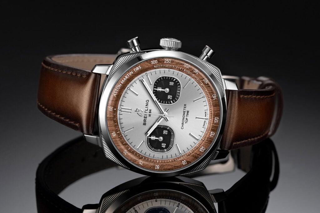 relógio em aço com mostrador prateado Breitling Top Time B01 Chronograph 41 Tribute to Aston Martin DB5 1 | Foto: Breitling