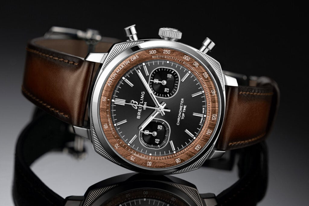 relógio em aço com mostrador escuro Breitling Top Time B01 Chronograph 41 Tribute to Aston Martin DB5 1 | Foto: Breitling