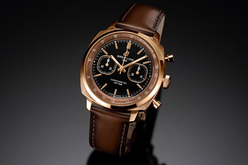 relógio em ouro com mostrador preto Breitling Top Time B01 Chronograph 41 Tribute to Aston Martin DB5 1 | Foto: Breitling