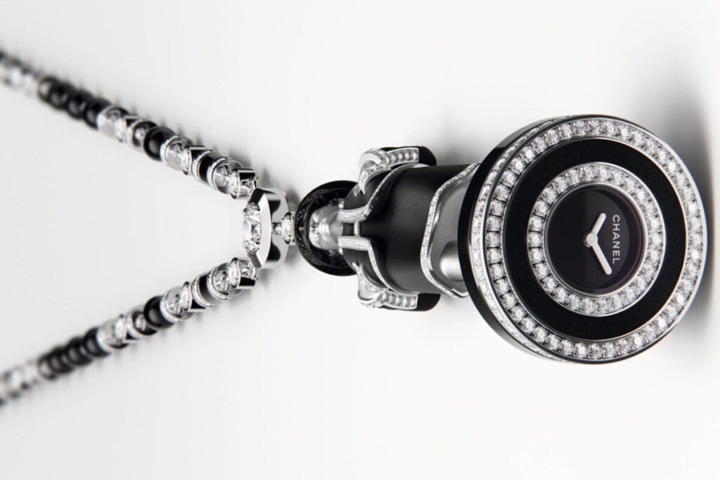 pendente com rel&oacute;gio pe&ccedil;as xadrez Chanel Coco Game Chanel Chessboard | Foto: Chanel