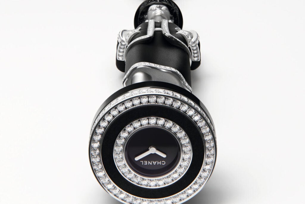 pendente com rel&oacute;gio pe&ccedil;as xadrez Chanel Coco Game Chanel Chessboard | Foto: Chanel