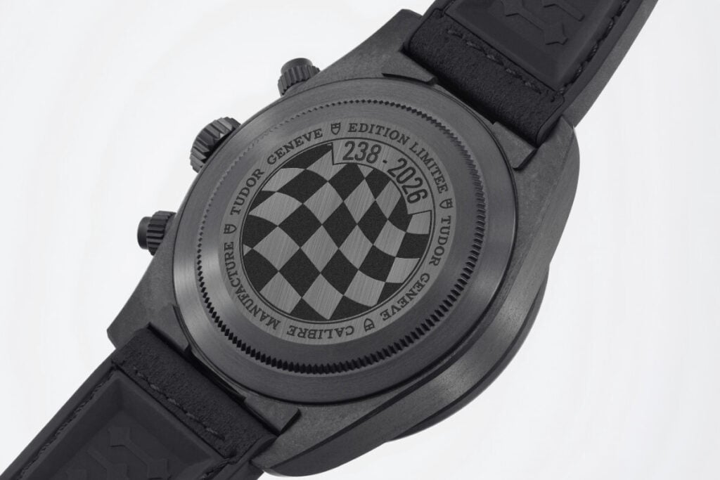 fundo do relógio preto em carbono e mostrador branco e preto cronógrafo Black Bay Chronograph 'Carbon 26' | Foto: Tudor