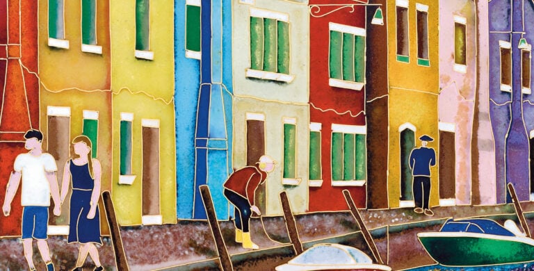 Pormenor da decoração em esmalte cloisonné inspirada nas casas coloridas e canais da ilha de Burano.