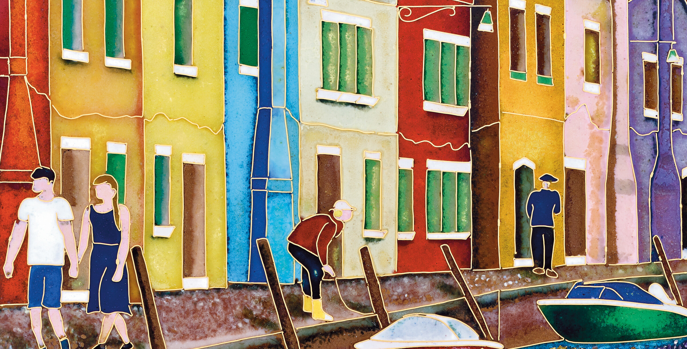 Pormenor da decoração em esmalte cloisonné inspirada nas casas coloridas e canais da ilha de Burano.